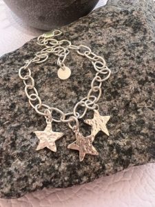 Pulsera estrellas martilladas